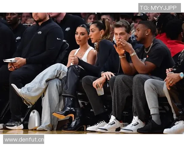 WNBA球星里斯携维密内衣展现完美身材引发时尚热潮